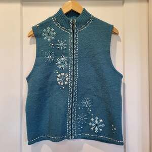 Grandmacore Cottagecore Christmas Women's Zip-Up Wool Sweater Vest with Snowflak
